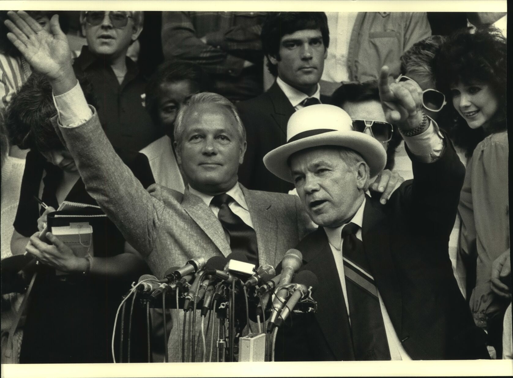 1987 Press Photo LA Gov. Edwards & brother Marion on courthouse steps